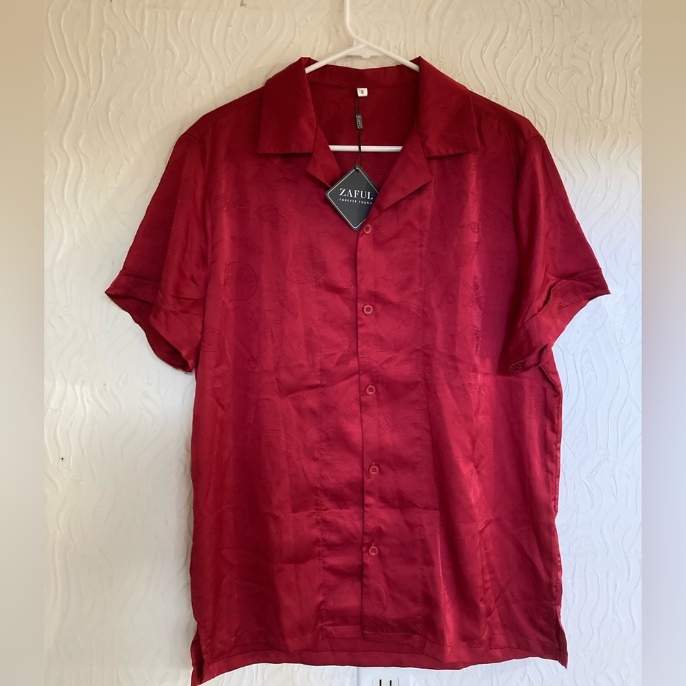 🔥 NWT Zaful men’s Vibrant Red silky, satin patterned Button Down Shirt size S